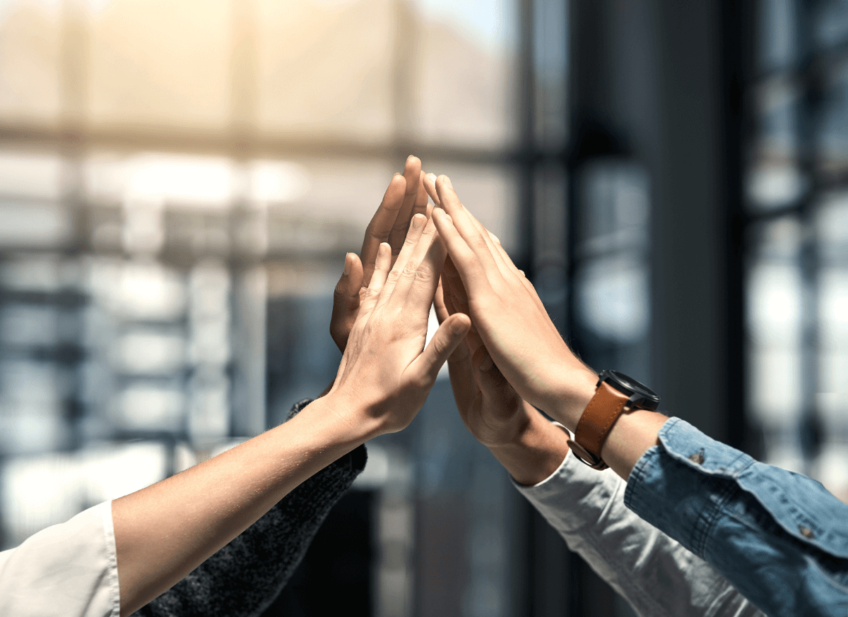 人のアイコンが描かれたブロックを並べている手元の様子