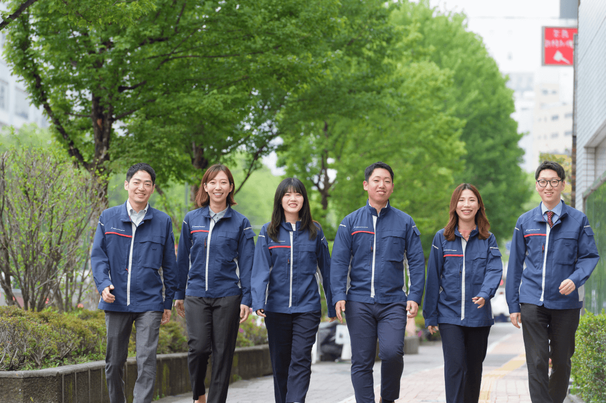 ノートパソコンの画面にコスト削減のグラフが表示されている様子