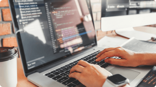 ソフトウェア開発の画面と手元の操作