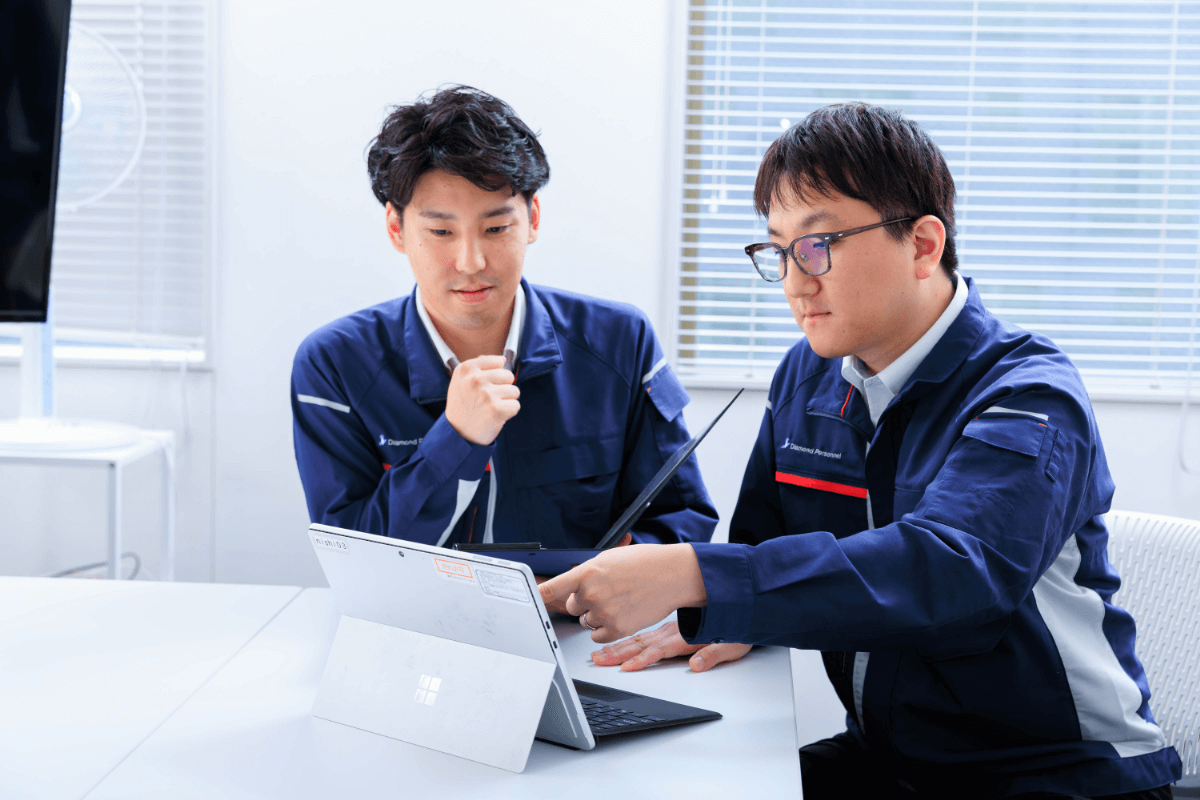 開放的な雰囲気の中で打ち合わせをするビジネスチームの様子