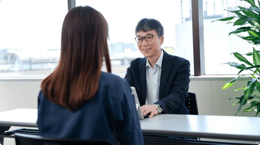 担当者が面談でフォローを行う様子